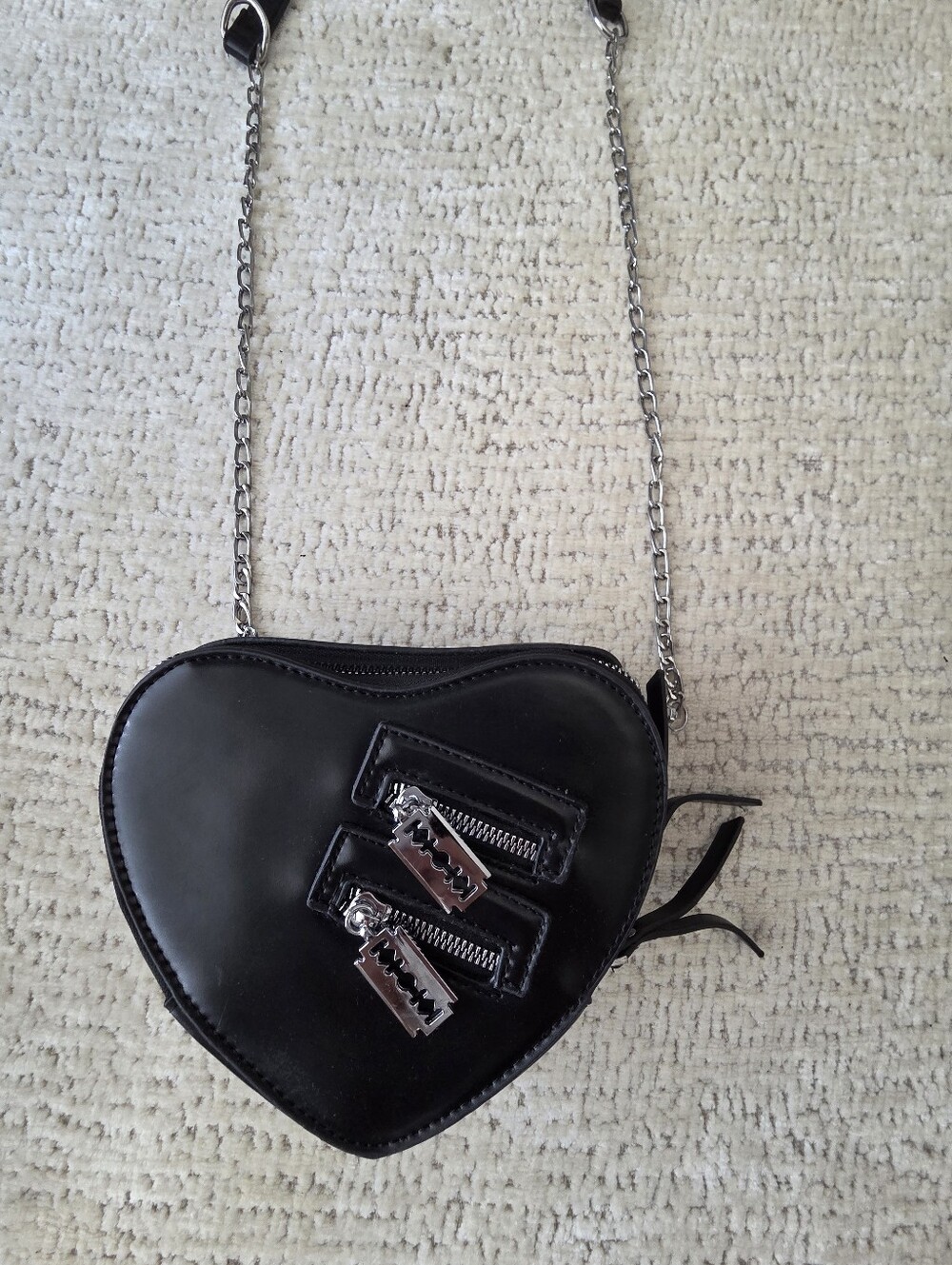 🖤 Black Heart Crossbody Bag – Razor Zip Detail